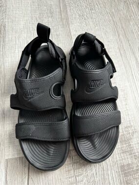 Nike womens Black Adjustable Hook-and-Loop Sport Sandals